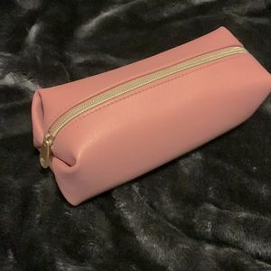 A pink make a Bag come back